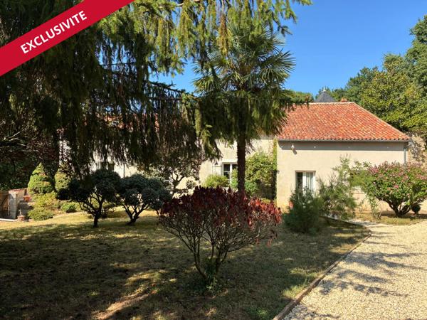 Maison ancienne en pierre de 276 m²  Coeur de Civray