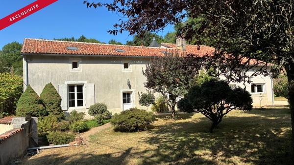 Maison ancienne en pierre de 276 m²  Coeur de Civray
