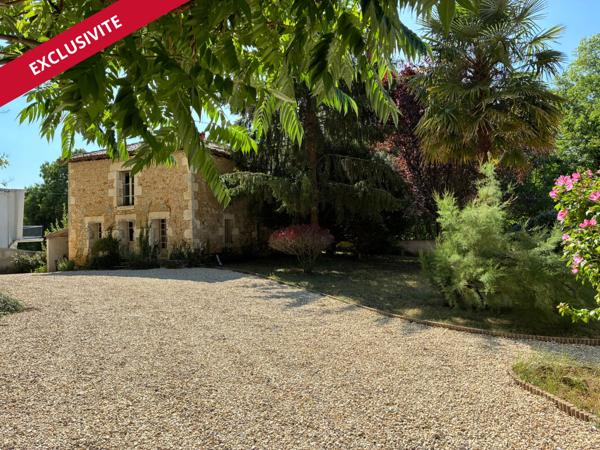 Maison ancienne en pierre de 276 m²  Coeur de Civray