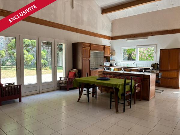 Maison ancienne en pierre de 276 m²  Coeur de Civray