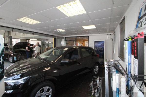 
Emplacement idéal pour ce bâtiment à usage de garage mécanique.
Le bien est raccordé au TAL,...