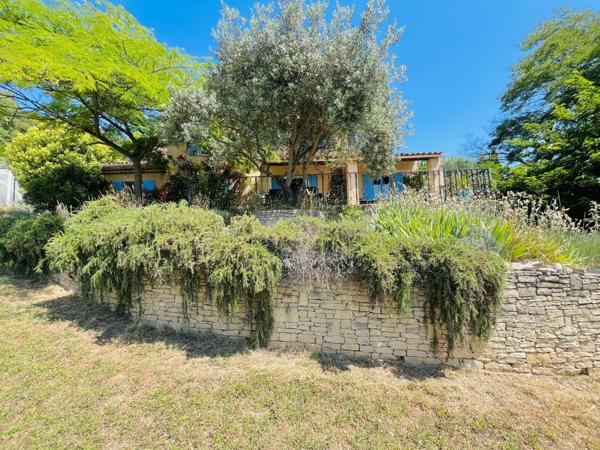 Saint-Saturnin-lès-Apt (84490) Idéalement située proche centre village avec vue imprenable !