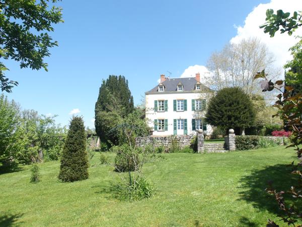 Charlieu (42190) Maison bourgeoise avec dépendance et maison de gardien sur 2 hectares libres