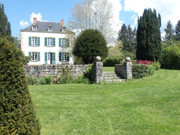 Charlieu (42190) Maison bourgeoise avec dépendance et maison de gardien sur 2 hectares libres
