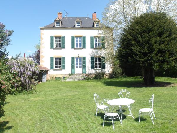 Charlieu (42190) Maison bourgeoise avec dépendance et maison de gardien sur 2 hectares libres
