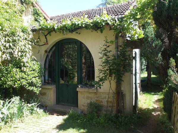 Charlieu (42190) Maison bourgeoise avec dépendance et maison de gardien sur 2 hectares libres