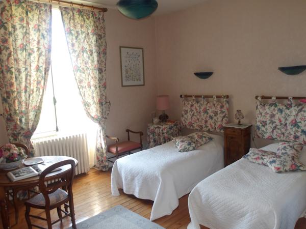 Charlieu (42190) Maison bourgeoise avec dépendance et maison de gardien sur 2 hectares libres