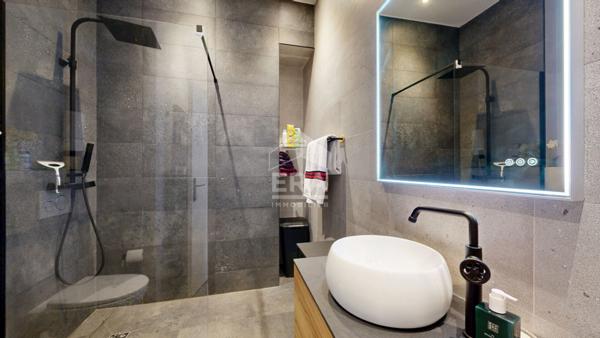 NICE - FLEURS / GAMBETTA : VASTE 4/5 PIÈCES DE 123 M² AVEC UNE GRANDE TERRASSE DE 45 M² À CIEL OUVERT