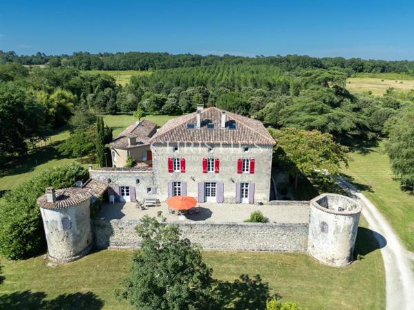 Manoir fortifie s’étendant sur 35 hectares, principalement boisés