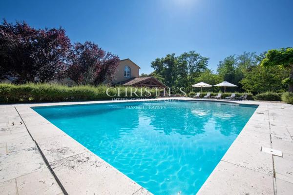 Manoir fortifie s’étendant sur 35 hectares, principalement boisés