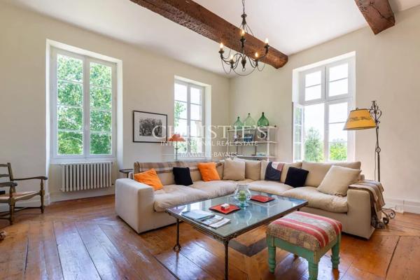 Manoir fortifie s’étendant sur 35 hectares, principalement boisés