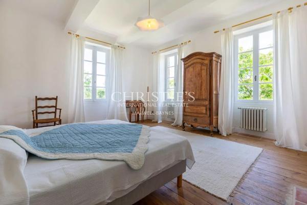 Manoir fortifie s’étendant sur 35 hectares, principalement boisés