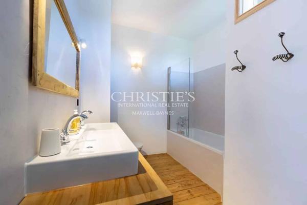 Manoir fortifie s’étendant sur 35 hectares, principalement boisés