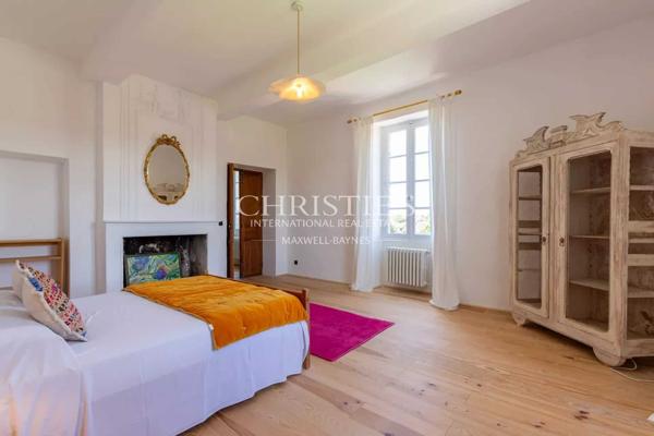 Manoir fortifie s’étendant sur 35 hectares, principalement boisés