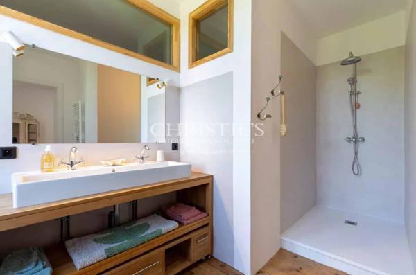 Manoir fortifie s’étendant sur 35 hectares, principalement boisés