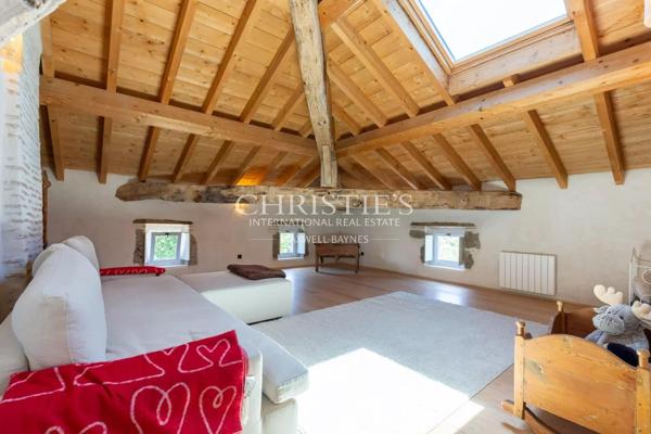 Manoir fortifie s’étendant sur 35 hectares, principalement boisés