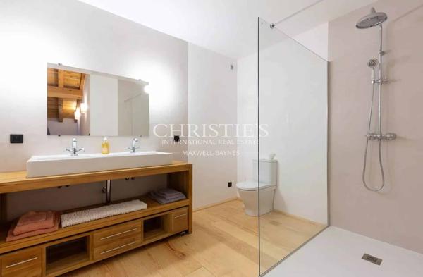 Manoir fortifie s’étendant sur 35 hectares, principalement boisés