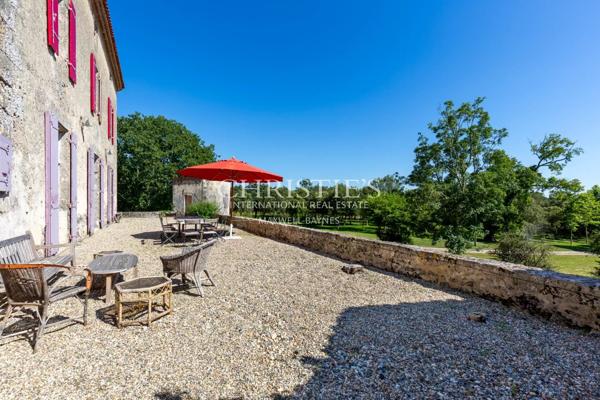 Manoir fortifie s’étendant sur 35 hectares, principalement boisés