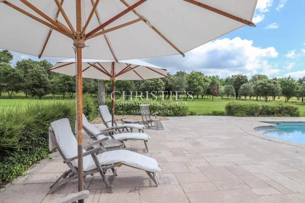 Manoir fortifie s’étendant sur 35 hectares, principalement boisés