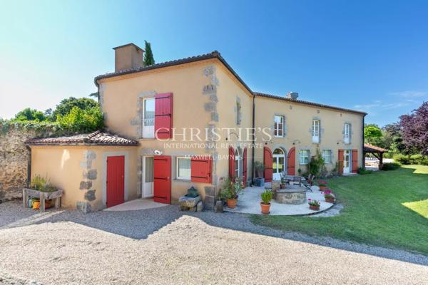 Manoir fortifie s’étendant sur 35 hectares, principalement boisés