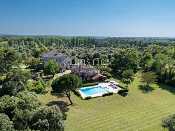 Manoir fortifie s’étendant sur 35 hectares, principalement boisés