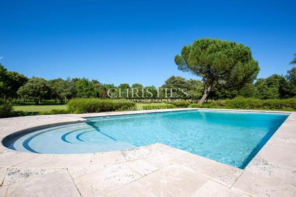 Manoir fortifie s’étendant sur 35 hectares, principalement boisés