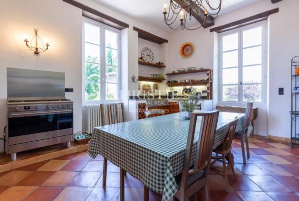 Manoir fortifie s’étendant sur 35 hectares, principalement boisés