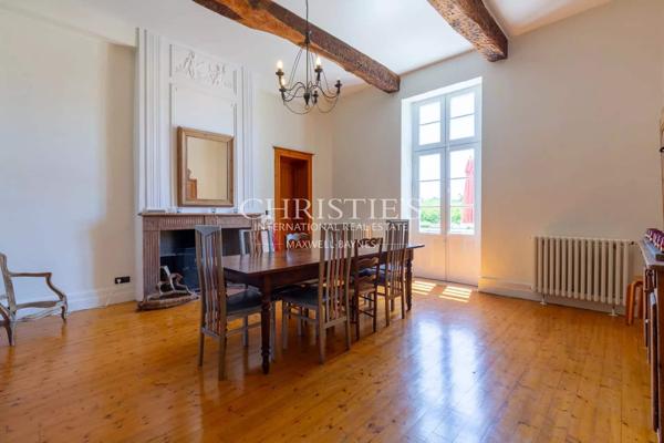 Manoir fortifie s’étendant sur 35 hectares, principalement boisés