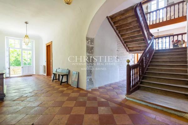 Manoir fortifie s’étendant sur 35 hectares, principalement boisés