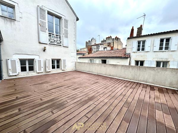 Appartement - T3 - 69m2 - Terrasse de 40m2 - La Rochelle Centre ville 393 750 € **  - Référence  JH719D4