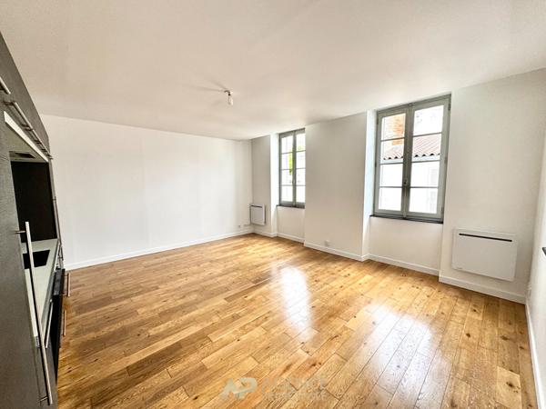 Appartement - T3 - 69m2 - Terrasse de 40m2 - La Rochelle Centre ville 393 750 € **  - Référence  JH719D4