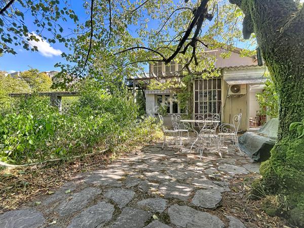 Ardèche, Privas : Maison de 231 m² avec appartement indépendant, jardin intimiste