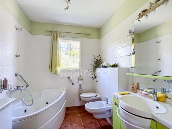 BOLLENE (84), à vendre Villa de Plain Pied 6 pièces - 4 grandes chambres - Terrain clos arboré de 1236 m²