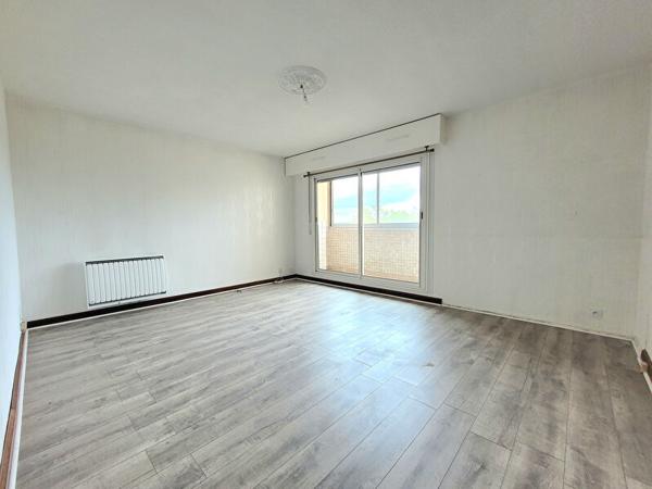 LOCATION - PAU : Appartement T3 de 63m² avec loggia fermée, parking et garage