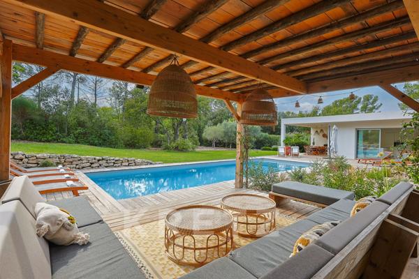 Magnifique villa d’architecte  au cœur de la pinède