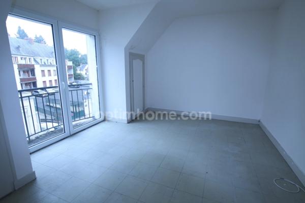 GIEN Centre, appartement de trois pièces avec garage et cave à rénover partiellement