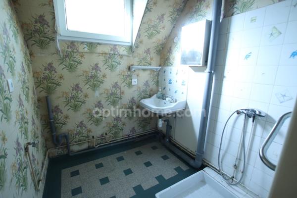 GIEN Centre, appartement de trois pièces avec garage et cave à rénover partiellement