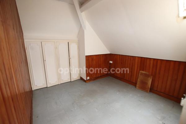 GIEN Centre, appartement de trois pièces avec garage et cave à rénover partiellement