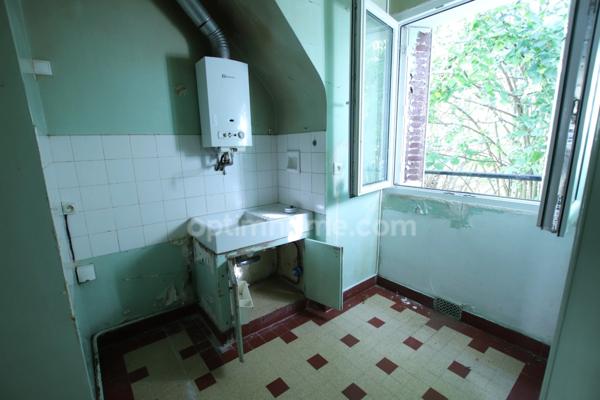 GIEN Centre, appartement de trois pièces avec garage et cave à rénover partiellement