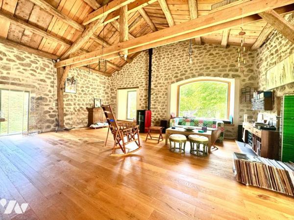 SPLENDIDE CORPS DE FERME ENTIÈREMENT RÉNOVÉ DE 250 M² – MARGERIDE, LOZÈRE (SECTEUR GRANDRIEU)