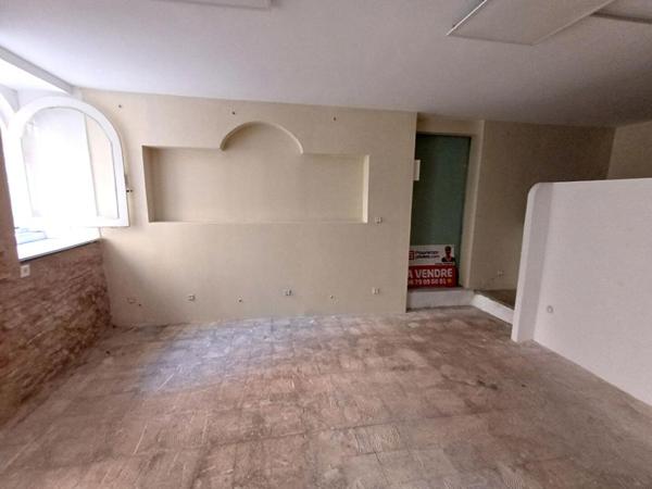 66000 PERPIGNAN - MURS COMMERCIAUX LIBRES  29.88 m²