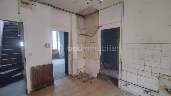 Située en plein cœur de Pau, cette maison de ville offre une surface d’environ 294 m², répartie sur trois niveaux, dont un garage de 50 m² pouvant accueillir facilement deux véhicules.

Derrière sa façade, cette maison cache un véritable potentiel pour devenir une belle maison familiale en centre-ville, alliant espace, confort et qualité de vie.
Vous serez séduits par ses volumes généreux, idéals pour imaginer de grandes pièces de vie, plusieurs chambres, un bureau ou encore un espace dédié aux enfants.

À l’arrière, vous découvrirez un agréable jardin d’environ 55 m², intime et au calme, parfait pour profiter des beaux jours en famille, partager des repas en extérieur ou créer un coin détente.

Une partie du bâti est à repenser, offrant l’opportunité de façonner un lieu de vie entièrement à votre image.

🔧 Des travaux sont à prévoir, mais ils permettront de révéler tout le potentiel de cette maison et de créer un bien unique, adapté à vos envies et à votre mode de vie.
📍 Emplacement privilégié : à deux pas des commerces, écoles et commodités, pour un quotidien facilité sans renoncer au calme et à l’intimité.
💡 Une opportunité rare de créer votre maison de famille en plein centre-ville, avec extérieur et stationnement.

Pour plus de renseignements n'hésitez pas à me contacter.