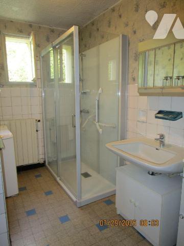 Secteur Calme : Maison d'habitation construite en 1967, en bon état d'entretien, composée de : ...