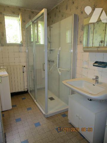 Secteur Calme : Maison d'habitation construite en 1967, en bon état d'entretien, composée de : ...