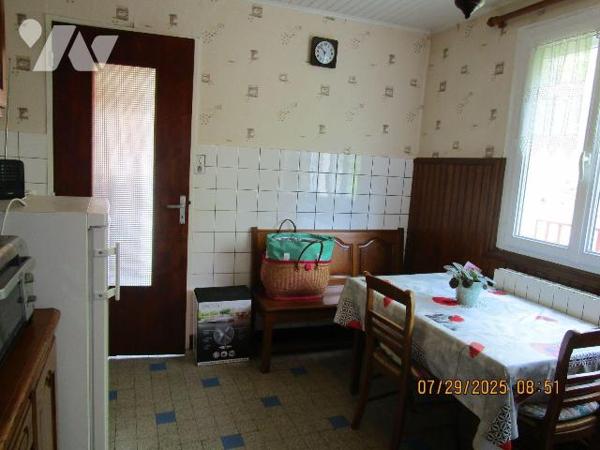 Secteur Calme : Maison d'habitation construite en 1967, en bon état d'entretien, composée de : ...