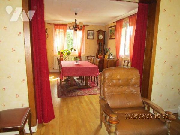 Secteur Calme : Maison d'habitation construite en 1967, en bon état d'entretien, composée de : ...