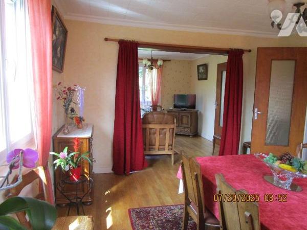 Secteur Calme : Maison d'habitation construite en 1967, en bon état d'entretien, composée de : ...