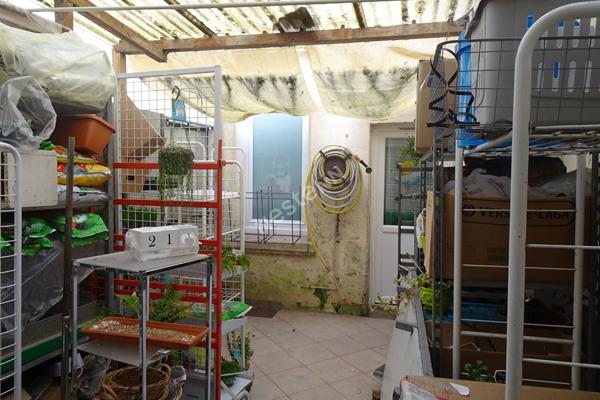 ROCHEFORT Hyper Centre : Fond de commerce- 135 m² dont réserve et cour privative