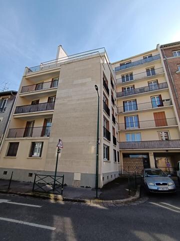 GRAND APPARTEMENT 3 PIECES AVEC BALCON VUE DEGAGEE ET PARKING