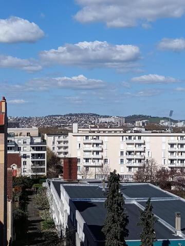 GRAND APPARTEMENT 3 PIECES AVEC BALCON VUE DEGAGEE ET PARKING